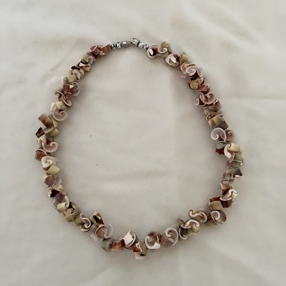 Seashell short necklace